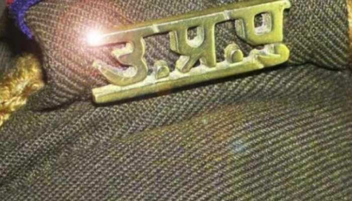 एटा: पुलिस हिरासत में युवक को रस्सी से बांधकर उल्टा लटकाकर पीटा, हालत बिगड़ी एटा: पुलिस हिरासत में युवक को रस्सी से बांधकर उल्टा लटकाकर पीटा, हालत बिगड़ी