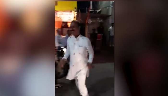 जबलपुर उत्तर का निर्दलीय प्रत्याशी वोट जुटाने के लिए सड़क पर कर रहा डांस, वायरल हुआ Video जबलपुर उत्तर का निर्दलीय प्रत्याशी वोट जुटाने के लिए सड़क पर कर रहा डांस, वायरल हुआ Video