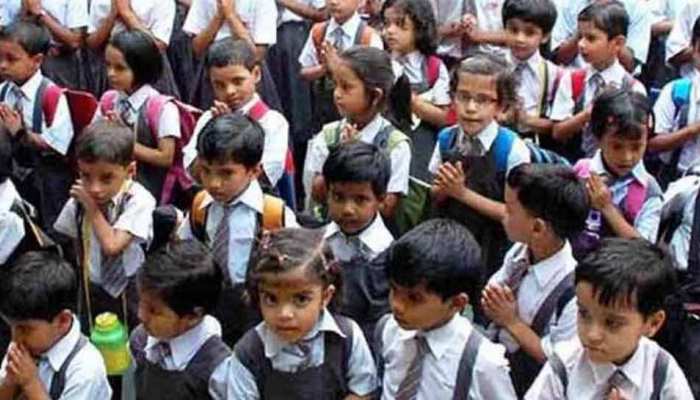 महाराष्ट्र में फीस बढोतरी पर लगेगी लगाम, नया कानून देगा अभिभावकों को अधिकार महाराष्ट्र में फीस बढोतरी पर लगेगी लगाम, नया कानून देगा अभिभावकों को अधिकार