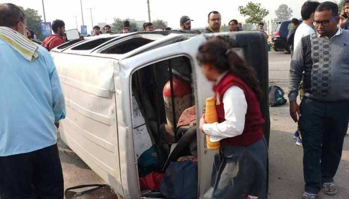 दिल्ली में स्कूल की वैन को डिलीवरी ट्रक ने मारी टक्कर, 1 बच्चे की मौत ... दिल्ली में स्कूल की वैन को डिलीवरी ट्रक ने मारी टक्कर, 1 बच्चे की मौत ...