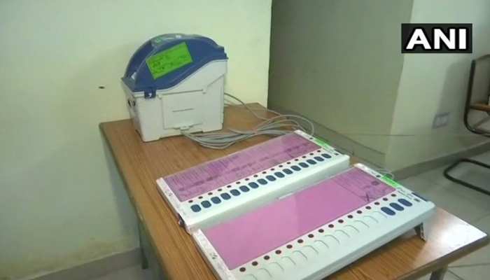 MP चुनाव: पोलिंग बूथ पर ड्यूटी कर रहे 3 अफसरों की हार्टअटैक से मौत, EC ने की मुआवजे की घोषणा MP चुनाव: पोलिंग बूथ पर ड्यूटी कर रहे 3 अफसरों की हार्टअटैक से मौत, EC ने की मुआवजे की घोषणा