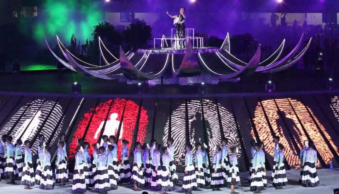 Video: शाहरुख, माधुरी दीक्षित के परफॉर्मेंस के साथ हॉकी विश्व कप शुरू, जानें पूरा शेड्यूल Video: शाहरुख, माधुरी दीक्षित के परफॉर्मेंस के साथ हॉकी विश्व कप शुरू, जानें पूरा शेड्यूल
