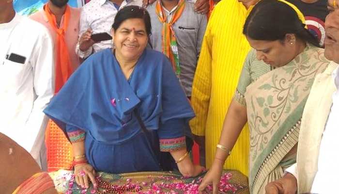 VIDEO: बीजेपी प्रत्याशी का छलका दर्द, कहा- हमारी पार्टी को भी लगा वंशवाद का ग्रहण VIDEO: बीजेपी प्रत्याशी का छलका दर्द, कहा- हमारी पार्टी को भी लगा वंशवाद का ग्रहण