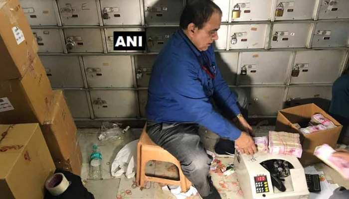 दिल्ली: खारी बावली में इनकम टैक्स का छापा, लॉकर्स से मिले 25 करोड़...अभी भी गिनती जारी दिल्ली: खारी बावली में इनकम टैक्स का छापा, लॉकर्स से मिले 25 करोड़...अभी भी गिनती जारी
