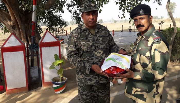 जम्मू: पाक रेंजर्स को मिठाई खिलाकर BSF ने मनाया अपना 54वां स्थापना दिवस जम्मू: पाक रेंजर्स को मिठाई खिलाकर BSF ने मनाया अपना 54वां स्थापना दिवस
