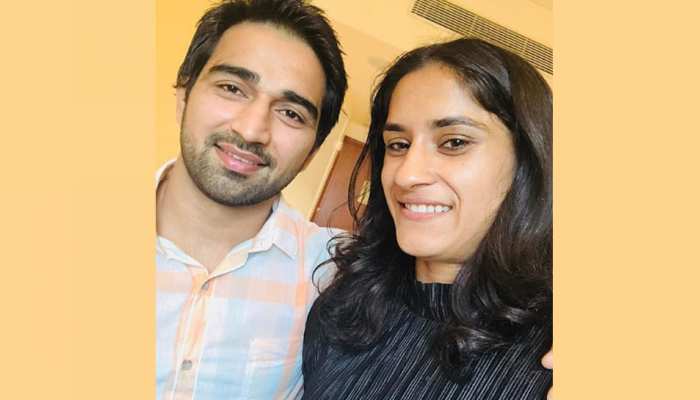 'गोल्डन गर्ल' विनेश फोगाट 13 दिसंबर को करेंगी शादी, सोमवीर राठी ने एयरपोर्ट पर किया था प्रपोज 'गोल्डन गर्ल' विनेश फोगाट 13 दिसंबर को करेंगी शादी, सोमवीर राठी ने एयरपोर्ट पर किया था प्रपोज