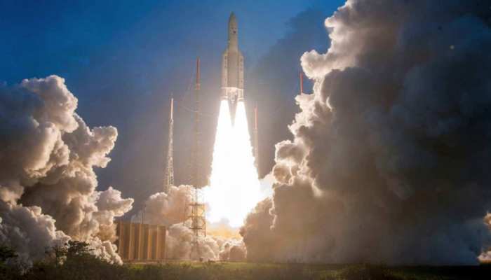 भारत का सबसे वजनी सैटेलाइट GSAT-11 लॉन्च, तेज हो जाएगी इंटरनेट स्पीड भारत का सबसे वजनी सैटेलाइट GSAT-11 लॉन्च, तेज हो जाएगी इंटरनेट स्पीड