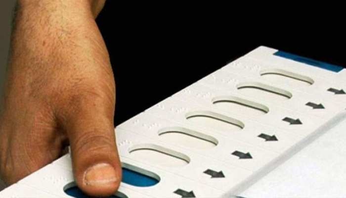 राजस्थान चुनाव: वोट देने आई महिला की मतदान केंद्र पर हुई मौत, मच गई अफरातफरी राजस्थान चुनाव: वोट देने आई महिला की मतदान केंद्र पर हुई मौत, मच गई अफरातफरी