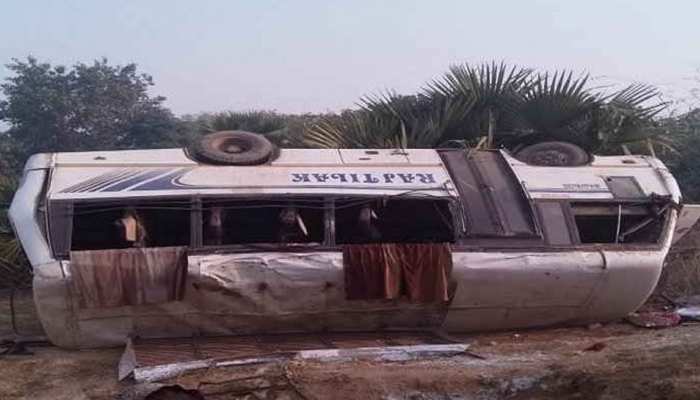 गयाः घूमने जा रही स्कूल बस पलटी, 20 से अधिक बच्चे घायल गयाः घूमने जा रही स्कूल बस पलटी, 20 से अधिक बच्चे घायल