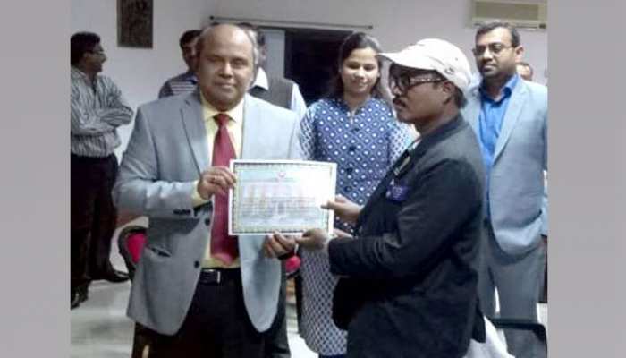 रेलवे में करते थे काम, लिखने का लगा चस्का और मिल गया भारत का ये सबसे बड़ा 'इनाम' रेलवे में करते थे काम, लिखने का लगा चस्का और मिल गया भारत का ये सबसे बड़ा 'इनाम'