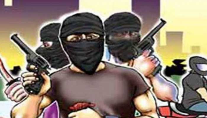 यूपी में बदमाशों का आतंक, कैश वैन से 1.5 करोड़ रुपए लूटकर फरार यूपी में बदमाशों का आतंक, कैश वैन से 1.5 करोड़ रुपए लूटकर फरार