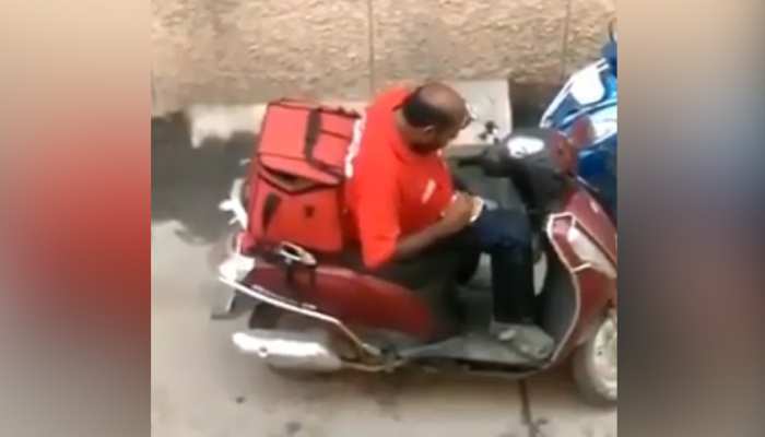 Video: ऑनलाइन मंगाते हैं खाना, तो हो जाइये सावधान! कहीं आपके साथ भी कुछ ऐसा न हो जाए... Video: ऑनलाइन मंगाते हैं खाना, तो हो जाइये सावधान! कहीं आपके साथ भी कुछ ऐसा न हो जाए...
