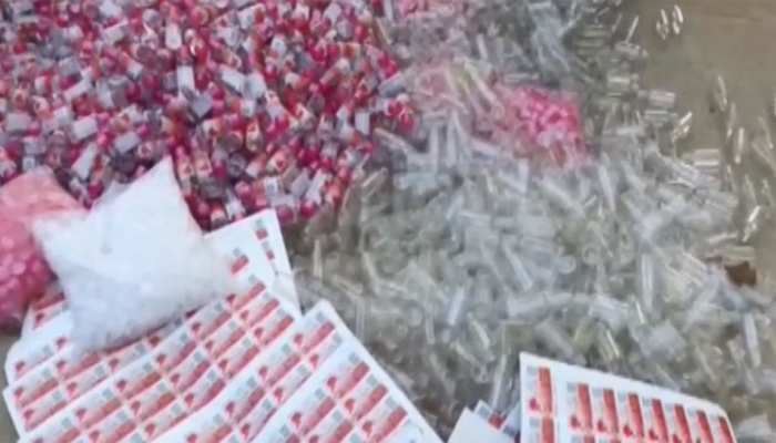 बिहारः चापाकल पानी से बनाया जा रहा था गुलाब जल, पुलिस ने फैक्ट्री पर मारा छापा बिहारः चापाकल पानी से बनाया जा रहा था गुलाब जल, पुलिस ने फैक्ट्री पर मारा छापा