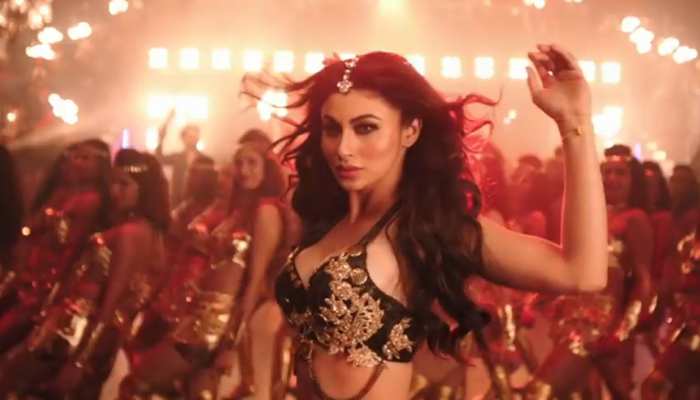 'गली-गली में...' पर मोनी रॉय बिखेर रही हैं जलवा, KGF का गाना रिलीज 'गली-गली में...' पर मोनी रॉय बिखेर रही हैं जलवा, KGF का गाना रिलीज