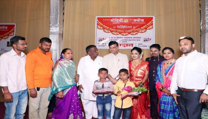 महाराष्ट्र: अनोखी शादी में लगा ब्लड कैंप, 65 लोगों ने किया रक्तदान महाराष्ट्र: अनोखी शादी में लगा ब्लड कैंप, 65 लोगों ने किया रक्तदान