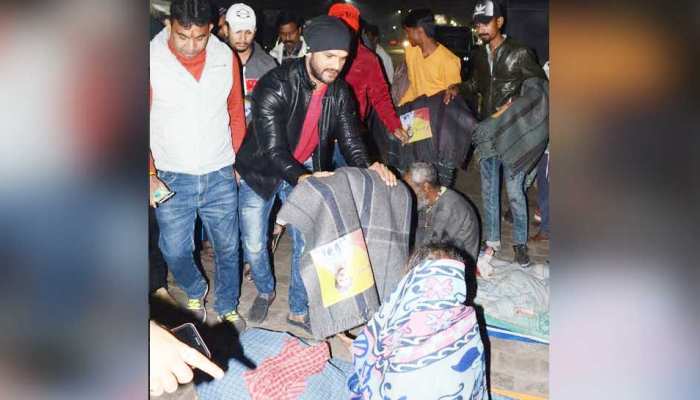 ठंड में ठिठुर रहे लोगों को खेसारीलाल यादव ने बांटे कंबल, कहा- एक दिन मैं भी गरीब था... ठंड में ठिठुर रहे लोगों को खेसारीलाल यादव ने बांटे कंबल, कहा- एक दिन मैं भी गरीब था...