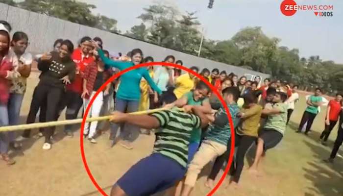VIDEO: रस्साकशी खेलते-खेलते जमीन पर अचानक गिरा छात्र और चली गई जान VIDEO: रस्साकशी खेलते-खेलते जमीन पर अचानक गिरा छात्र और चली गई जान