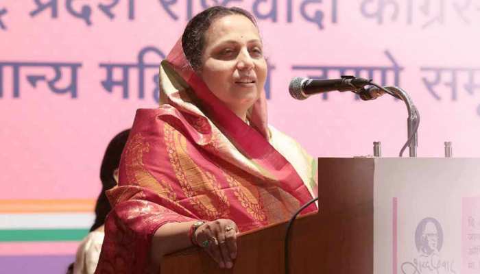 शिवसेना में शामिल हुईं पूर्व एनसीपी सांसद निवेदिता माने, उद्धव ने किया स्वागत शिवसेना में शामिल हुईं पूर्व एनसीपी सांसद निवेदिता माने, उद्धव ने किया स्वागत