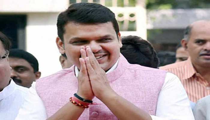 सीएम फडणवीस के काफिले ने जमकर तोड़े ट्रैफिक नियम, पुलिस ने माफ किया 13 हजार का जुर्माना सीएम फडणवीस के काफिले ने जमकर तोड़े ट्रैफिक नियम, पुलिस ने माफ किया 13 हजार का जुर्माना