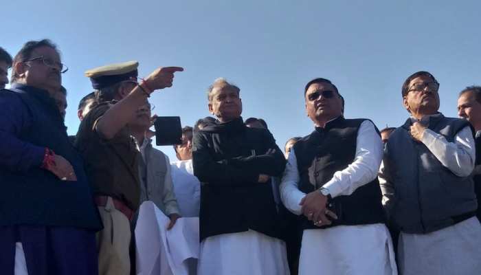 शपथ ग्रहण समारोह के लिए तैयार हो रहा मंच, अशोक गहलोत ने लिया जायजा शपथ ग्रहण समारोह के लिए तैयार हो रहा मंच, अशोक गहलोत ने लिया जायजा
