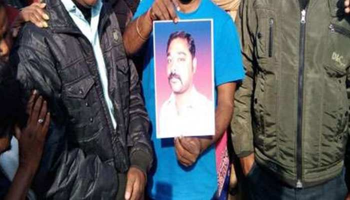 झारखंडः दुमका में मंत्री के घर के बाहर धरना पर बैठे पारा शिक्षक की संदेहास्पद मौत झारखंडः दुमका में मंत्री के घर के बाहर धरना पर बैठे पारा शिक्षक की संदेहास्पद मौत