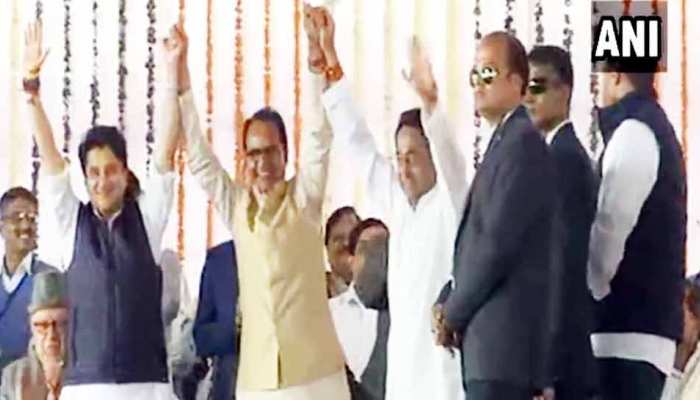 VIDEO: शपथ ग्रहण समारोह में जब शिवराज ने थामा कमलनाथ-सिंधिया का हाथ... VIDEO: शपथ ग्रहण समारोह में जब शिवराज ने थामा कमलनाथ-सिंधिया का हाथ...