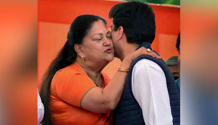 जब बुआ वसुंधरा ने भतीजे ज्योतिरादित्य को लगा लिया गले, सबसे ज्यादा चर्चा में है ये PHOTO जब बुआ वसुंधरा ने भतीजे ज्योतिरादित्य को लगा लिया गले, सबसे ज्यादा चर्चा में है ये PHOTO