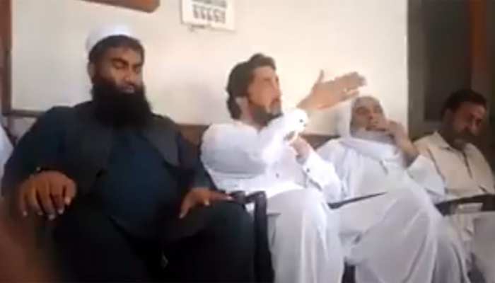 VIDEO: पाकिस्तान की फिर पकड़ी गई चोरी, इमरान खान का मंत्री हाफिज सईद से निभा रहा था रिश्तेदारी VIDEO: पाकिस्तान की फिर पकड़ी गई चोरी, इमरान खान का मंत्री हाफिज सईद से निभा रहा था रिश्तेदारी