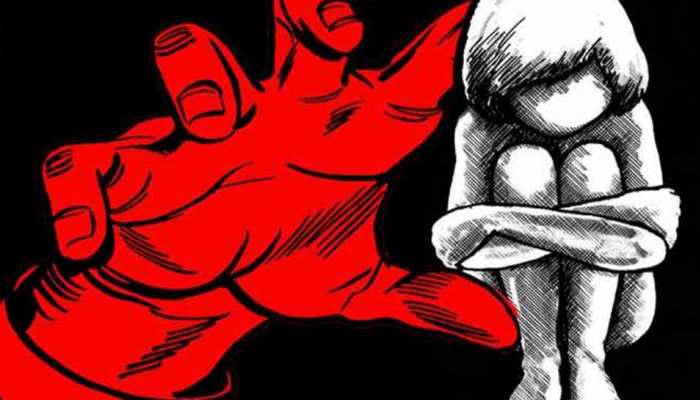 MP: अस्पताल में बीमार बच्ची को वार्डब्वॉय ने बनाया बंधक, स्टोर रूम में की रेप की कोशिश MP: अस्पताल में बीमार बच्ची को वार्डब्वॉय ने बनाया बंधक, स्टोर रूम में की रेप की कोशिश