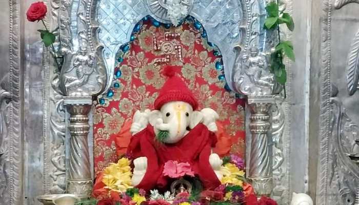 पुणे : गणपती को पहनाया गया स्वेटर, 30 साल पुरानी है परंपरा पुणे : गणपती को पहनाया गया स्वेटर, 30 साल पुरानी है परंपरा