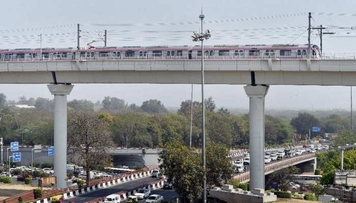 मेट्रो के चौथे चरण में देरी को लेकर AAP और बीजेपी के बीच चला आरोप-प्रत्यारोप का दौर मेट्रो के चौथे चरण में देरी को लेकर AAP और बीजेपी के बीच चला आरोप-प्रत्यारोप का दौर