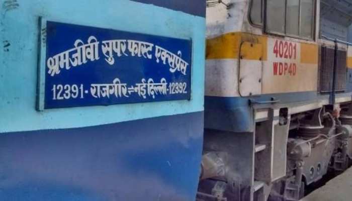बिहारः ट्रेनों में बढ़ रही है शराब तस्करी, श्रमजीवी एक्सप्रेस मे मिली शराब की खेप बिहारः ट्रेनों में बढ़ रही है शराब तस्करी, श्रमजीवी एक्सप्रेस मे मिली शराब की खेप
