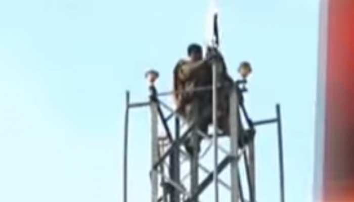 VIDEO : मोबाइल टावर पर चढ़ गया युवक, कहने लगा 'मुझे पाकिस्तान का प्रधानमंत्री बनाओ' VIDEO : मोबाइल टावर पर चढ़ गया युवक, कहने लगा 'मुझे पाकिस्तान का प्रधानमंत्री बनाओ'