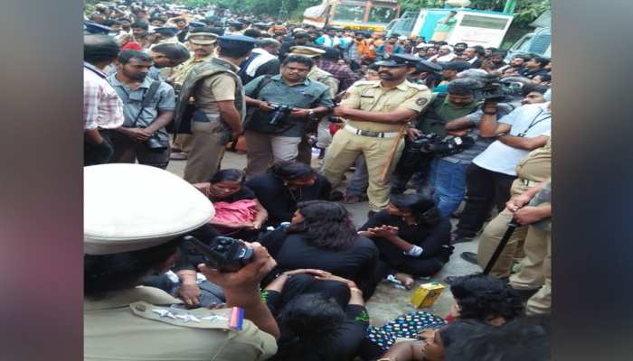 सबरीमाला मंदिर जाने पर अड़ीं 11 महिलाएं, विरोध कर रहे लोगों को पुलिस ने हिरासत में लिया सबरीमाला मंदिर जाने पर अड़ीं 11 महिलाएं, विरोध कर रहे लोगों को पुलिस ने हिरासत में लिया