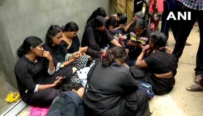 सबरीमाला मंदिर: श्रद्धालुओं के भारी विरोध के बीच लौटा महिलाओं का समूह, कहा- फिर आएंगे सबरीमाला मंदिर: श्रद्धालुओं के भारी विरोध के बीच लौटा महिलाओं का समूह, कहा- फिर आएंगे