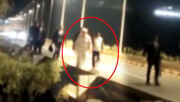 VIDEO: जब गुजरात की सड़कों पर PM मोदी ने की मॉर्निंग वॉक, लोग बोले- 'गुड मॉर्निंग' VIDEO: जब गुजरात की सड़कों पर PM मोदी ने की मॉर्निंग वॉक, लोग बोले- 'गुड मॉर्निंग'