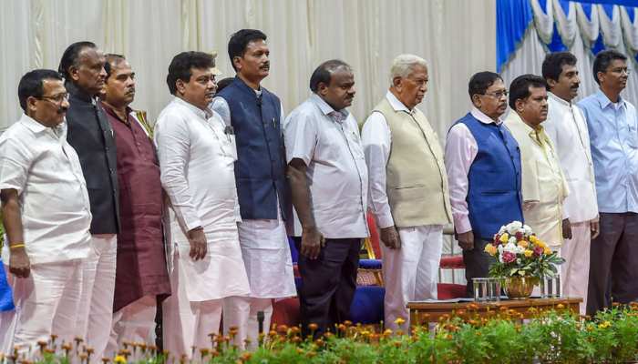 कर्नाटक में कैबिनेट विस्तार पर विवाद, कांग्रेस ने पार्टी नेताओं को चेताया कर्नाटक में कैबिनेट विस्तार पर विवाद, कांग्रेस ने पार्टी नेताओं को चेताया