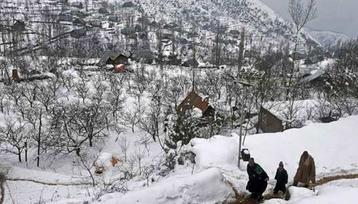कश्मीर में जारी है कड़ाके की सर्दी, लेह में दर्ज किया गया अब तक का सबसे कम तापमान कश्मीर में जारी है कड़ाके की सर्दी, लेह में दर्ज किया गया अब तक का सबसे कम तापमान