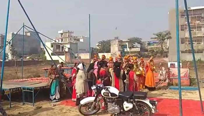 बिना मंजूरी हो रही थी भागवत कथा, नोएडा अथॉरिटी ने ध्वस्त किए पंडाल तो महिलाएं बैठी धरने पर बिना मंजूरी हो रही थी भागवत कथा, नोएडा अथॉरिटी ने ध्वस्त किए पंडाल तो महिलाएं बैठी धरने पर