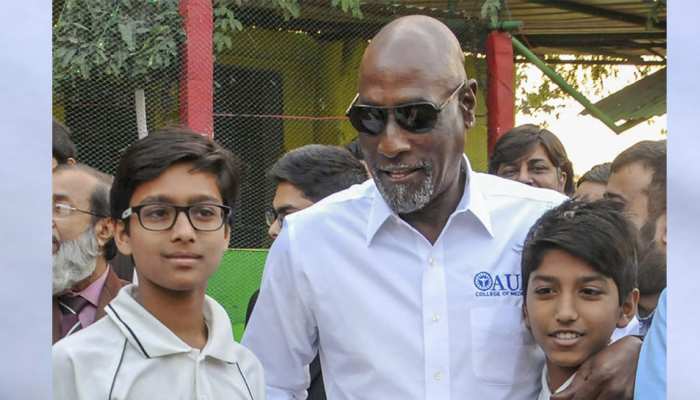 इमरान खान के पीएम बनने पर बोले विवियन रिचर्ड्स, 'मुझे उससे ईर्ष्या होती है' इमरान खान के पीएम बनने पर बोले विवियन रिचर्ड्स, 'मुझे उससे ईर्ष्या होती है'