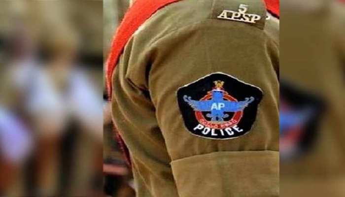 आंध्र प्रदेश: देर से स्कूल पहुंचे थे 6 मासूम, टीचर ने कपड़े उतरवाकर नंगा खड़ा कर दिया आंध्र प्रदेश: देर से स्कूल पहुंचे थे 6 मासूम, टीचर ने कपड़े उतरवाकर नंगा खड़ा कर दिया