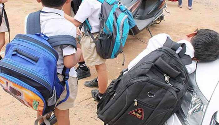 गुजरात: जिला शिक्षाधिकारी ने 35 स्कूलों में मापा बच्चों के बैग का वजन, भारी मिले बस्ते गुजरात: जिला शिक्षाधिकारी ने 35 स्कूलों में मापा बच्चों के बैग का वजन, भारी मिले बस्ते