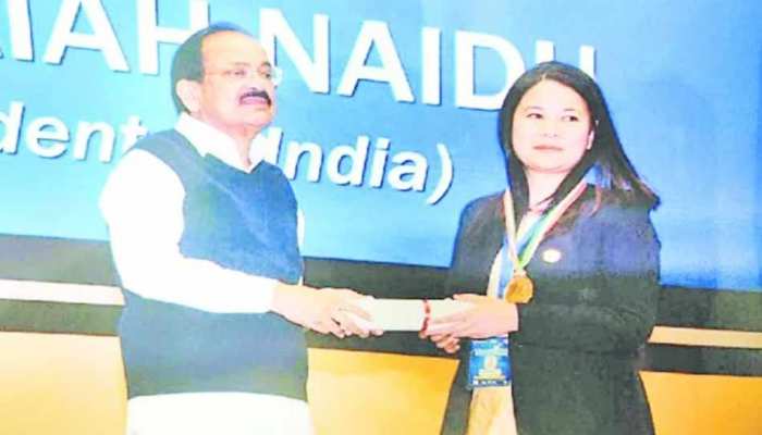 हिमाचल: चंबा SP बनीं 'चैम्पियन ऑफ चेंज', उपराष्ट्रपति ने किया सम्मानित हिमाचल: चंबा SP बनीं 'चैम्पियन ऑफ चेंज', उपराष्ट्रपति ने किया सम्मानित