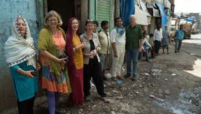 किसी टूरिस्ट स्पॉट से कम नहीं मुंबई की ये 'स्लम बस्तियां', यहां एक रात रुकने के लगते हैं 2 हजार रुपए किसी टूरिस्ट स्पॉट से कम नहीं मुंबई की ये 'स्लम बस्तियां', यहां एक रात रुकने के लगते हैं 2 हजार रुपए