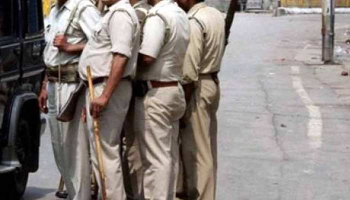 यूपी हुई शर्मसार: महिला को निर्वस्त्र कर घुमाया, बेशर्म होकर VIDEO बनाते रहे गांव वाले यूपी हुई शर्मसार: महिला को निर्वस्त्र कर घुमाया, बेशर्म होकर VIDEO बनाते रहे गांव वाले