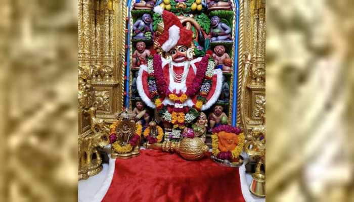 गुजरात में हनुमान जी को पहनाई गई सांता क्लॉज की ड्रेस, हिंदू संगठनों ने जताया विरोध गुजरात में हनुमान जी को पहनाई गई सांता क्लॉज की ड्रेस, हिंदू संगठनों ने जताया विरोध