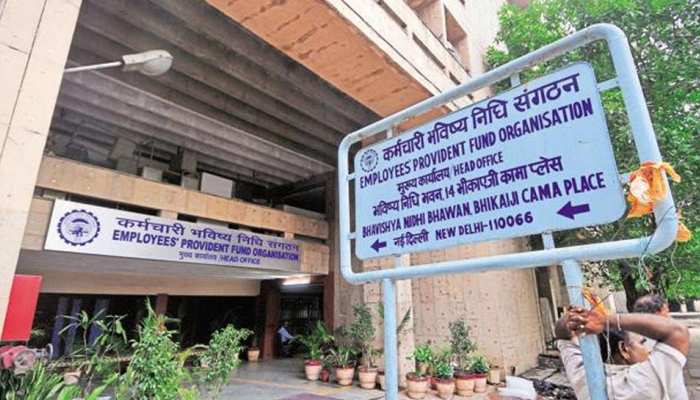 नए साल पर PF खाताधारकों को तोहफा, खुद तय कर सकेंगे मार्केट में कितना होगा निवेश नए साल पर PF खाताधारकों को तोहफा, खुद तय कर सकेंगे मार्केट में कितना होगा निवेश