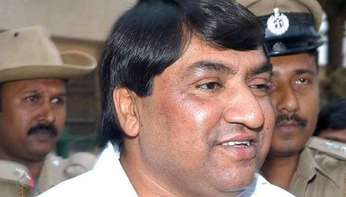 स्टांप पेपर घोटाला: मौत के एक साल बाद कोर्ट से बरी हुआ अब्दुल करीम तेलगी स्टांप पेपर घोटाला: मौत के एक साल बाद कोर्ट से बरी हुआ अब्दुल करीम तेलगी