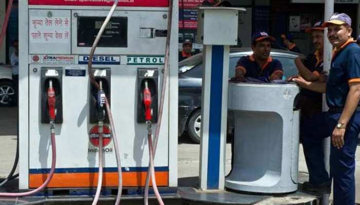 नए साल से पहले आम आदमी को राहत, दिल्ली में 69 रुपये से कम हुआ पेट्रोल का दाम नए साल से पहले आम आदमी को राहत, दिल्ली में 69 रुपये से कम हुआ पेट्रोल का दाम
