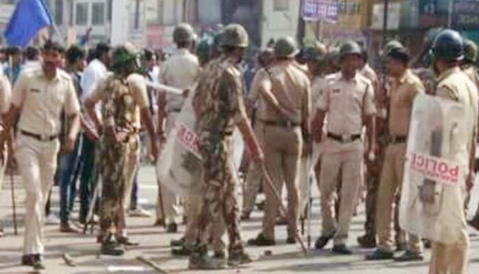 कोरेगांव भीमा वर्षगांठ: सुरक्षा बढ़ाई गई, लोगों ने युद्ध स्मारक पर दी श्रद्धांजलि कोरेगांव भीमा वर्षगांठ: सुरक्षा बढ़ाई गई, लोगों ने युद्ध स्मारक पर दी श्रद्धांजलि